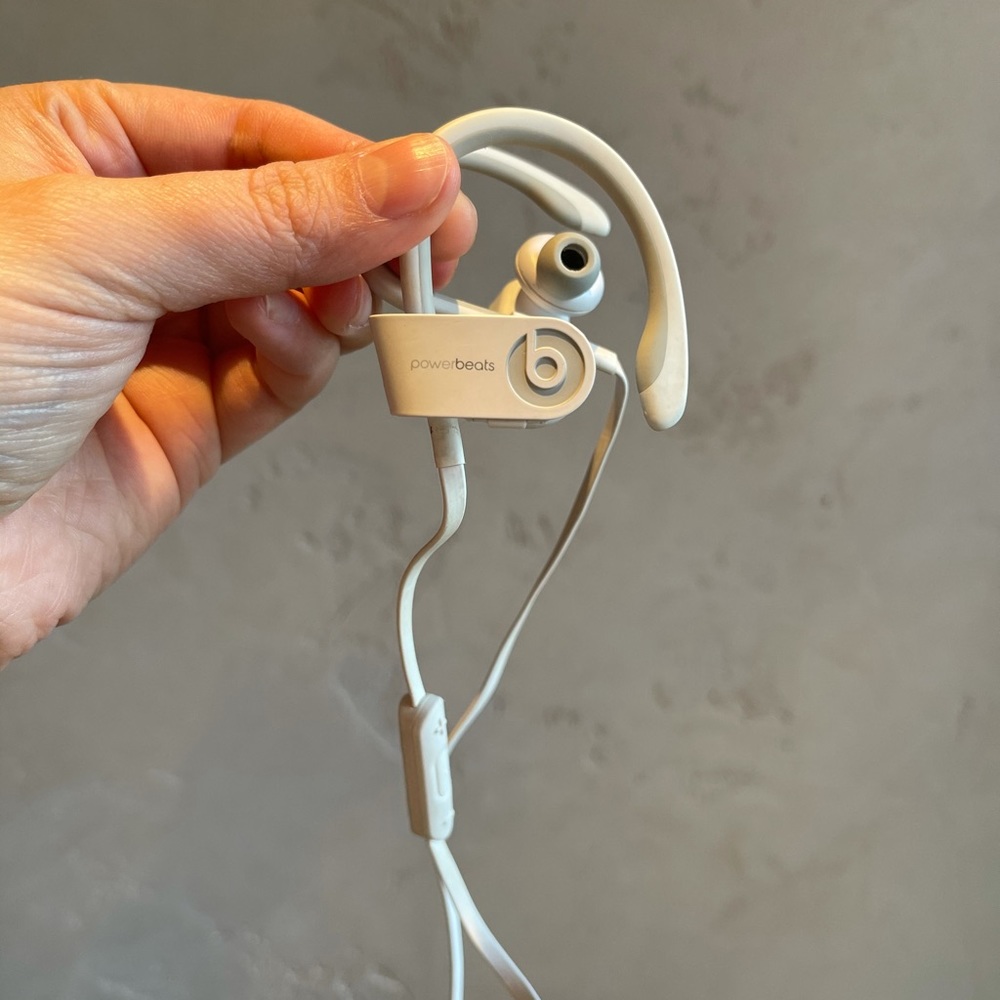 Beats By Dre- White Wireless Earphones/Headphones